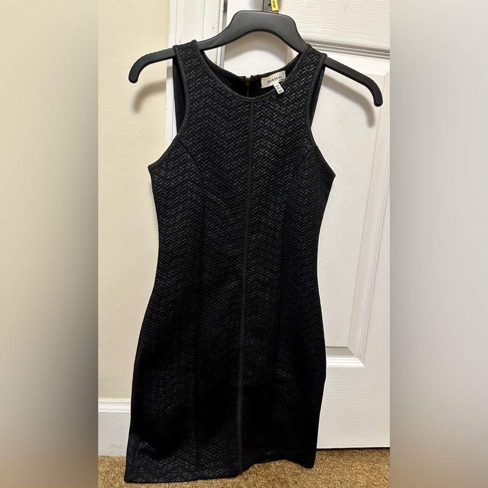 Zip-up.sleeveless.little.black.dress.